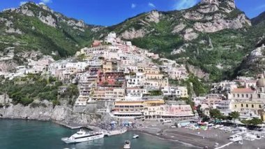 Salerno İtalya 'daki Positano' da Amalfi Sahili. Coastal City. Rıhtım manzarası. Salerno İtalya 'daki Positano' da Amalfi Sahili. Plaj manzarası. Ortaçağ Binaları. Amalfi Sahil Skyline.