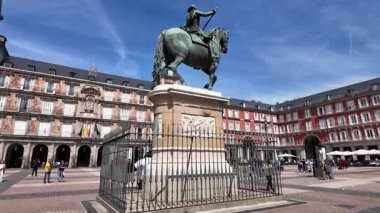 Madrid 'in Madrid Belediye Başkanı İspanya' da. Ortaçağ Binaları manzarası. Şehir merkezinde. Madrid İspanya Topluluğu 'nda Madrid. Belediye Başkanı Meydanı Sahnesi. Güzel Heykel.