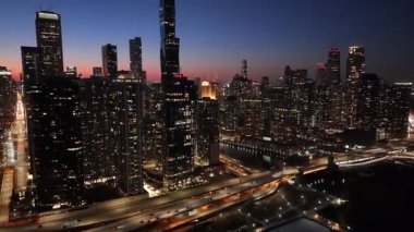 Chicago 'da günbatımı Chicago Skyline Illinois ABD' de. Şehir merkezinde aydınlandı. Sunset City Peyzajı. Chicago Illinois Birleşik Devletleri 'nde. Chicago Şehri Bölgesi. Şehir Skyline Sahnesi.