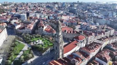Portekiz 'in Porto bölgesindeki Clerigos Kulesi' nde. Katolik Kilisesi. Şehir merkezindeki şehir manzarası. Ortaçağ Binası. Portekiz 'in Porto Bölgesi' ndeki Clerigos Kulesi. Lizbon Meydanı.