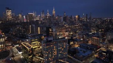 New York 'un New York şehir merkezinin Manhattan' daki gece manzarası. Gece Şehir Manzarası. Şehir merkezinde aydınlandı. New York 'un merkezinde, New York' ta. Empire State Binası.