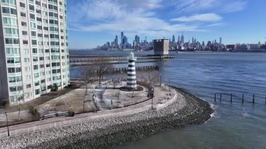 New Jersey 'deki Jersey City' deki Deniz Feneri Noktası. Şehir merkezinde. New York Skyline Sahnesi. New Jersey 'deki Deniz Feneri Noktası. Deniz feneri manzarası.