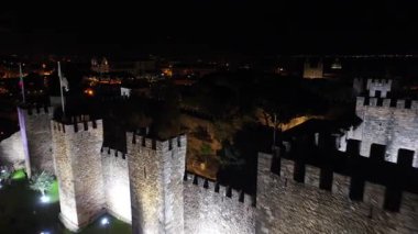 Lizbon 'un Lizbon bölgesindeki Sao Jorge Kalesi Gece Manzarası. Aydınlatılmış Ortaçağ Kalesi. Güzel şehir manzarası. Portekiz, Lizbon 'daki Sao Jorge Kalesi. Şehir Gecesi Manzarası.