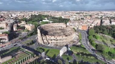 Roma Kolezyumu Lazio İtalya 'da. Kültür Mirası. Güzel şehir manzarası. Roma Kolezyumu Lazio İtalya 'da. Ortaçağ manzarası. Arkeolojik Kazı. İtalya Skyline.