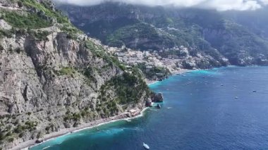 Salerno İtalya 'daki Positano' da Amalfi Sahili. Plaj manzarası. Turizm Tarihi Yer. Salerno İtalya 'daki Positano' da Amalfi Sahili. Salerno Körfezi Skyline. Kıyı Kenti manzarası. Akdeniz.