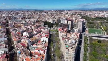 Valencia, Valenciana İspanya 'da Puerta De La Mar. Highrise Binaları Sahnesi. Şehir merkezinde. Valencia, Valenciana İspanya 'da. Deniz Kapısı Skyline. Güzel Anıt.