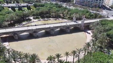 Valence Community İspanya 'da Valencia Skyline' da. Eğlence Parkı Sahnesi. Şehir merkezindeki şehir manzarası. Valence Community İspanya 'da Valencia. Turia Gardens 'ın silüeti. Şehir Sahnesi.