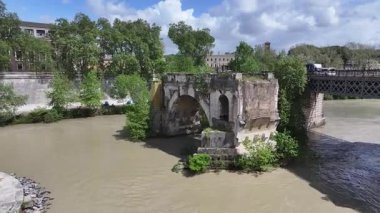 Lazio İtalya 'daki Roma' daki Taş Köprü. Ortaçağ Binaları. Şehir merkezinde. Lazio İtalya 'daki Roma' daki Taş Köprü. 2Nd Century önce İsa. Tiber Nehri Sahnesi. Roma Skyline.