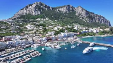 İtalya 'da Napoli' de Capri Skyline. Plaj manzarası. Turizm Tarihi Yer. İtalya 'da Napoli' de Capri Skyline. Napoli Körfezi, Skyline. Kıyı Kenti manzarası. Akdeniz.