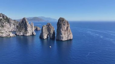 Capri 'li Faraglioni Campania İtalya' daki Napoli 'de. Kıyı manzarası. Rıhtım manzarası. Capri 'li Faraglioni Campania İtalya' daki Napoli 'de. Plaj manzarası. Paradisiac Seafront. Capri Adası Skyline.