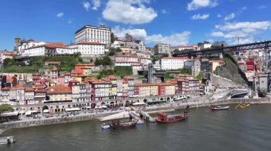 Porto, Portekiz 'in Ribeira Rıhtımı. Sahil Kenti Peyzajı. Kültür Mirası. Eski Şehir Manzarası. Porto, Portekiz 'deki Ribeira Rıhtımı. Turizm Tarihi Yer.