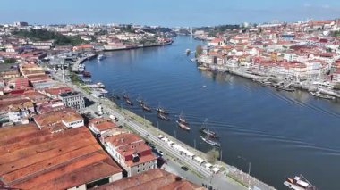 Porto Portekiz 'in Vila Nova De Gaia bölgesinde Gaia Skyline. Deniz Burnu Manzarası. Ribeira İskelesi. Sahil şeridi manzarası. Gaia Skyline, Portekiz 'deki Vila Nova De Gaia' da. Turizm Tarihi Yer.