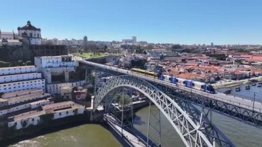 Porto Portekiz 'in Porto bölgesindeki I. Luis Köprüsü. Şehir merkezi manzarası. Kültür Mirası. Toplu taşıma sahnesi. Portekiz, Porto 'da Luis Köprüsü. Turizm Tarihi Yer.