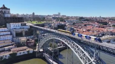 Portekiz 'in Porto bölgesindeki Luis Köprüsü. Şehir merkezindeki şehir manzarası. Demiryolu Köprüsü. Demiryolu Sahnesi. Portekiz, Porto 'da Luis Köprüsü. Turizm Tarihi Yer.