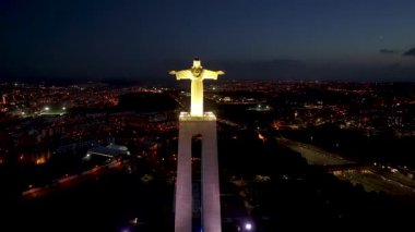Lizbon Portekiz 'in Almada bölgesinde Kral İsa' nın Gece Manzarası. Aydınlatılmış İsa, Kral. Turizm Tarihi Yer. Portekiz 'deki Almada' da Kral İsa. 25 Nisan Köprü Sahnesi. Kartpostal Manzarası.