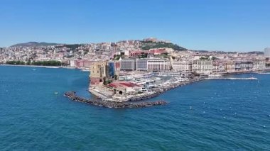 Napoli Skyline Campania İtalya 'da Napoli' de. Şehir merkezindeki şehir manzarası. Napoli Körfezi manzarası. Napoli Skyline Campania İtalya 'da. Güzel Skyline. Sahil şeridi manzarası. Plaj manzarası.