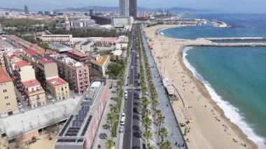 Barcelona Barcelona 'da Barceloneta Plajı İspanya' da. Çarpıcı şehir manzarası. Plaj manzarası. Highrise Binaları. Barselona İspanya 'daki Barceloneta Plajı. Doğa Arkaplanı. İspanya Skyline.