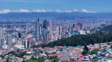 Cundinamarca Kolombiya 'daki Bogota Skyline. Şehir merkezi manzarası. Çarpıcı şehir manzarası. Ofis binaları. Cundinamarca Kolombiya 'daki Bogota Skyline. Gökdelenler Sahnesi. Açık hava Skyline.