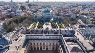 Madrid Kraliyet Sarayı Comunidad De Madrid İspanya. Ortaçağ Şehir Sahnesi. Kraliyet Tiyatrosu. Madrid Comunidad De Madrid İspanya 'da. Güzel Bahçe. Oriente Meydanı Skyline.