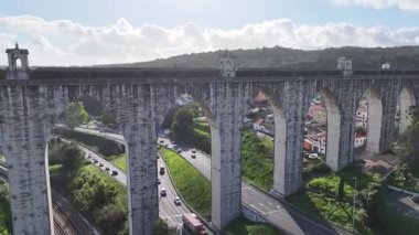 Lizbon 'un Lizbon Bölgesi' nde Aguas Livres Aqueduct. Su sistemi. Tarih Mühendisliği. Portekiz, Lizbon 'da Aguas Livres Aqueduct. Ortaçağ su kemeri. Toplu taşıma. Portekiz Skyline.