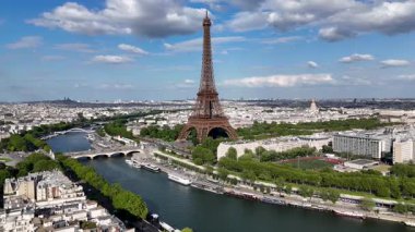Paris Skyline Fransa 'daki Paris Adası' nda. Yüksek Eyfel Kulesi. Şehir merkezindeki şehir manzarası. Paris Skyline Fransa 'daki Paris Adası' nda. Seine River Skyline 'da. Metropolitan Bölgesi Hava Görünümü.