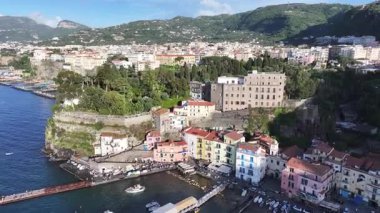 Napoli 'deki Sorrento Sahili' nde Sunset Skyline. Günbatımı Şehri. Rıhtım manzarası. Napoli İtalya 'daki Sorrento Plajı. Plaj manzarası. Ortaçağ Binaları. Sorrento Skyline. Amalfi Sahili.