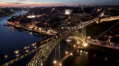 Porto Portekiz 'in Porto bölgesindeki Sunset Dom Luis Köprüsü. Sunset Skyline Sahnesi. Aydınlatılmış Köprü Manzarası. Portekiz 'in Porto Bölgesi' ndeki Dom Luis Köprüsü. Demiryolu Taşımacılığı.