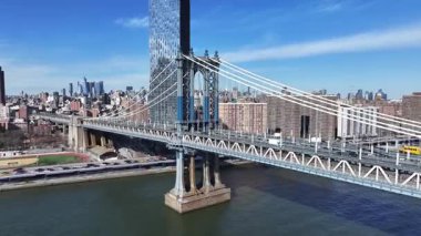 Manhattan Köprüsü New York 'ta. Highrise Binaları Sahnesi. Kablo Köprüsü Manzarası. New York 'taki Manhattan Köprüsü. Otoyol Arkaplanı.