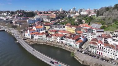 Porto Portekiz 'in Porto bölgesindeki Porto Skyline' da. Coastal Yolu. Freeway Yolu Manzarası. Şehir merkezindeki şehir manzarası. Portekiz 'de Porto Skyline. Portekiz Skyline 'ı. Seyahat Alanı.