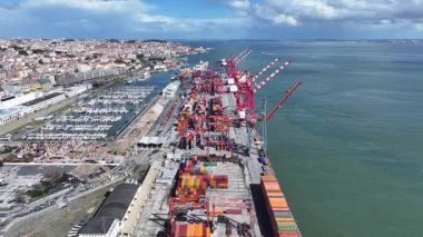 Lizbon Limanı, Lizbon, Portekiz. Yük gemisi. Deniz Taşımacılığı. Portekiz Lizbon Limanı. Manzara değişimi. Ticaret Pazarı Sahnesi.