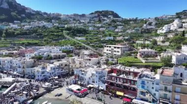 İtalya 'nın Napoli şehrindeki Capri Adası. Plaj manzarası. Dev Uçurumlar Sahnesi. İtalya 'nın Napoli şehrindeki Capri Adası. Ortaçağ Şehir Skyline 'ı. Napoli Körfezi Akdeniz. Sahil Skyline.