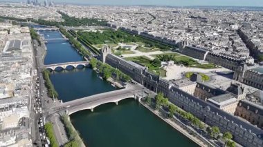 Fransa 'da Paris' teki Louvre Müzesi. Louvre Piramidi. Paris Skyline Sahnesi. Fransa 'nın Ile şehrindeki Paris Louvre Müzesi' nde. Güzel Atlıkarınca. Turizm Tarihi Yer.