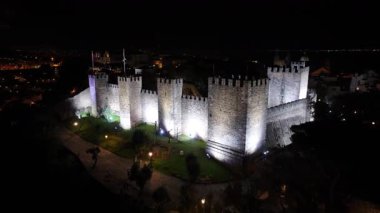 Lizbon 'un Lizbon bölgesindeki Sao Jorge Kalesi' nin gece manzarası. Aydınlatılmış Ortaçağ Kalesi. Güzel şehir manzarası. Portekiz, Lizbon 'daki Sao Jorge Kalesi. Gece Şehri Manzarası.