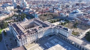 Madrid Kraliyet Sarayı Comunidad De Madrid İspanya. Ortaçağ Şehir Sahnesi. Şehir merkezindeki şehir manzarası. Madrid Comunidad De Madrid İspanya 'da. Kentsel Açık Hava. Avrupa Skyline.