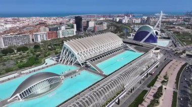 Valence Community İspanya 'da Valencia Skyline' da. Fütürist Binalar. Şehir merkezindeki şehir manzarası. Valence Community İspanya 'da Valencia. Güzel Skyline. Sanat Sarayı.