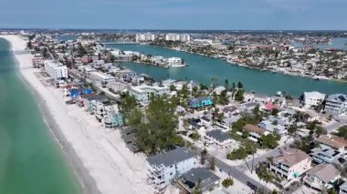 Saint Pete Plajı, St. Petersburg, Florida Birleşik Devletleri. Plaj manzarası. Şehir merkezinde. Çarpıcı şehir manzarası. Saint Pete Plajı, St. Petersburg, Florida Birleşik Devletleri. Doğa Panoramik.