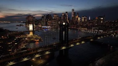 Manhattan Köprüsü New York 'ta. Şehir merkezinde aydınlandı. Sunset City Peyzajı. New York 'taki Manhattan Köprüsü. Brooklyn Köprüsü.