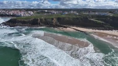 Lizbon 'un Sintra bölgesindeki büyük sahil. Plaj manzarası. Doğa Deniz Burnu. Seyahat güzergahı. Lizbon 'un Sintra bölgesindeki büyük sahil. Turkuaz Su.