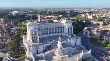 Lazio İtalya 'daki Venedik Meydanı. Manzaranın üstündeki saray. Şehir merkezindeki şehir manzarası. Lazio İtalya 'daki Venedik Meydanı. Ortaçağ Sahnesi. Kültür Mirası Manzarası. Roma Skyline.