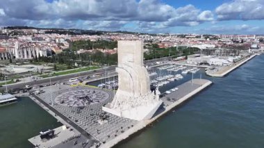 Lizbon, Portekiz 'deki Lizbon' da Keşifler Anıtı. İkonik anıt. Turizm Tarihi Yer. Portekiz 'deki Lizbon' da Keşifler Anıtı. Keşif Sembolü. Tejo Nehri Peyzajı. Lizbon Skyline.