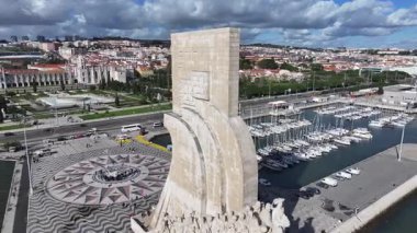 Lizbon 'daki Lizbon Bölgesi' nde Keşifler Anıtı. Keşif Anıtı. Seyahat güzergahı. Portekiz 'deki Lizbon' da Keşifler Anıtı. Denizcilik Tarihi. Landmark Meydanı. Portekiz Skyline.