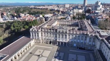 Madrid İspanya Topluluğunda Madrid Kraliyet Sarayı. Ortaçağ Binaları manzarası. Şehir merkezinde. Capital City Sahnesi. İspanya 'daki Madrid Kraliyet Sarayı. Güzel Şehir Manzarası.