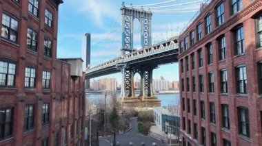 Manhattan Köprüsü New York 'ta. Highrise Binaları Sahnesi. Kablo Köprüsü Manzarası. New York 'taki Manhattan Köprüsü. Otoyol Arkaplanı.