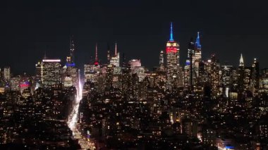 New York, New York Skyline 'ın New York' taki gece silueti. Gece Şehri Peyzajı. Finans Bölgesi. New York Skyline, New York Birleşik Devletleri. Yüksek Binalar Manzarası.