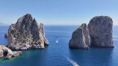 İtalya 'da Napoli' de Capri Skyline. Plaj manzarası. Dev Uçurumlar Sahnesi. İtalya 'da Napoli' de Capri Skyline. Napoli Körfezi, Skyline. Akdeniz kıyısı. Capri Adası Manzarası.