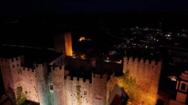 Portekiz 'in Leiria bölgesindeki Obidos Obidos' ta Gece Manzarası. Ortaçağ Köyü. Aydınlatılmış Kale. Göz kamaştırıcı manzara. Portekiz 'in Leiria bölgesindeki Obidos' ta Obidos Skyline. Eski Şehir Manzarası.