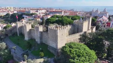 Lizbon 'un Lizbon bölgesindeki Sao Jorge Şatosu. Ortaçağ Şato Sahnesi. Antik Şehir Manzarası. Portekiz, Lizbon 'daki Sao Jorge Kalesi. Tarihi Şehir Manzarası. Turizm Seyahat Yeri.