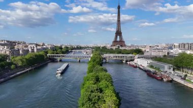 Fransa 'nın Paris Adası' ndaki Eyfel Kulesi. Şehir merkezindeki şehir manzarası. Seine River Skyline 'da. Fransa 'nın Paris Adası' ndaki Eyfel Kulesi. Eyfel Kulesi. Turizm Tarihi Yer. Paris Skyline