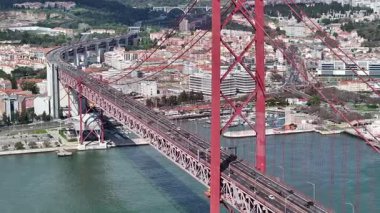 Lizbon, Portekiz 'de 25 Nisan Köprüsü. Altyapı Sahnesi. Yolculuk Ulaşımı. Lizbon, Portekiz 'de 25 Nisan Köprüsü. Ünlü Kablolu Kalan Köprü.