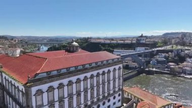 Porto Portekiz 'in Porto bölgesindeki Porto Skyline' da. Şehir merkezi manzarası. Kültür Mirası. Toplu taşıma sahnesi. Portekiz 'de Porto Skyline. Portekiz Skyline 'ı. Seyahat Alanı.